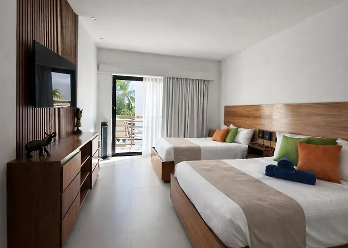 Aldea Thai Steps To And 5th Ave Aparthotel 3*